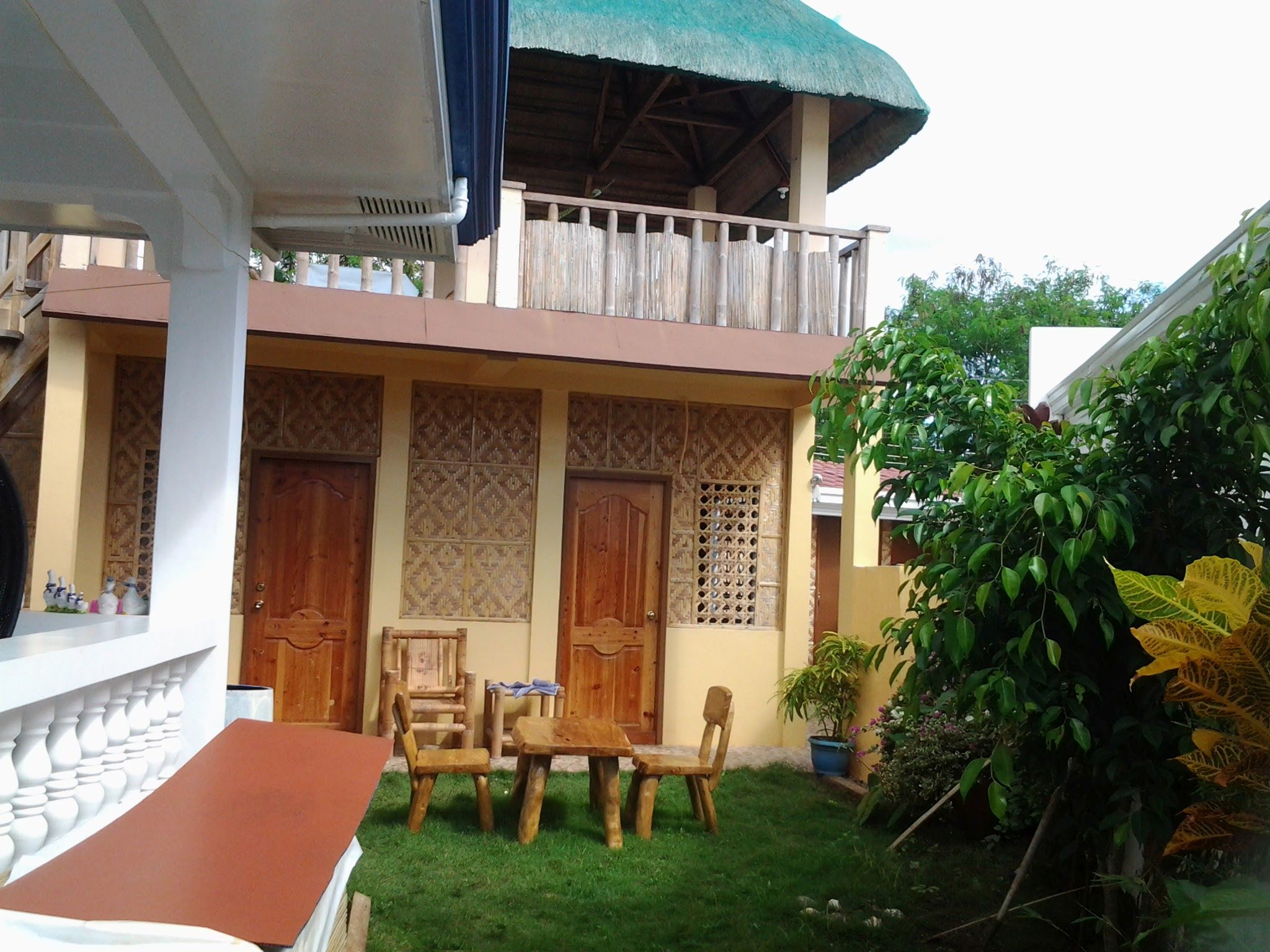 Haus im tropischen Garten mit Gästehaus am Meer auf den